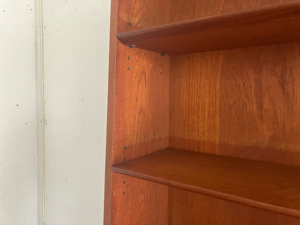 ビューローシェルフ by Johannes Sorth