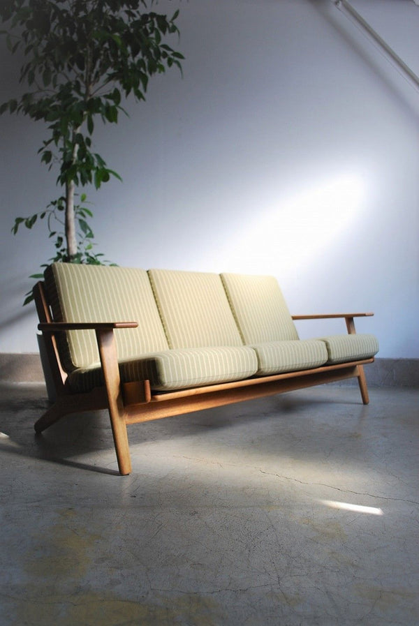 GE-290　３シーターソファ　by　Hans.J.Wegner