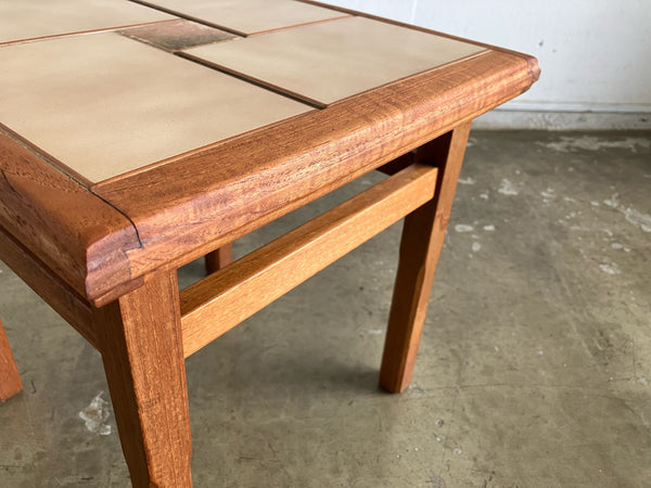 タイルトップテーブル