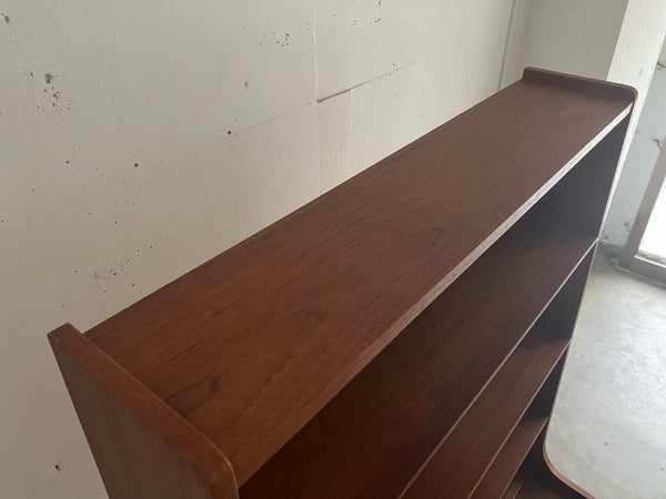 ビューローシェルフ by Johannes Sorth