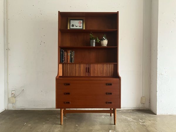 ビューローシェルフ by Johannes Sorth