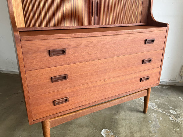 ビューローシェルフ by Johannes Sorth