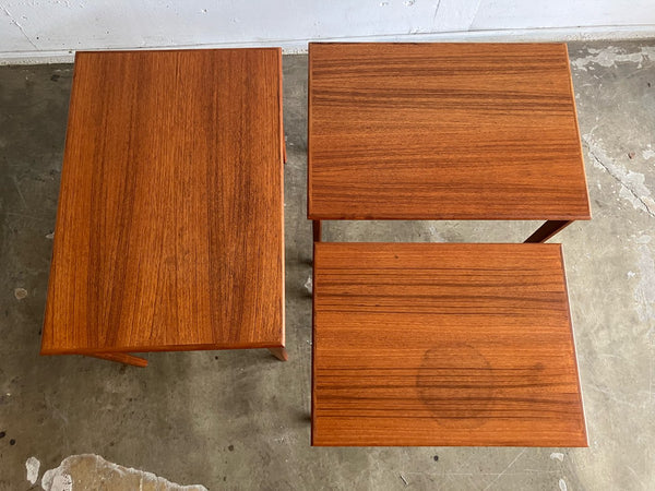 ネストテーブル