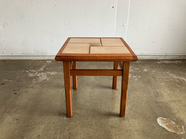 タイルトップテーブル