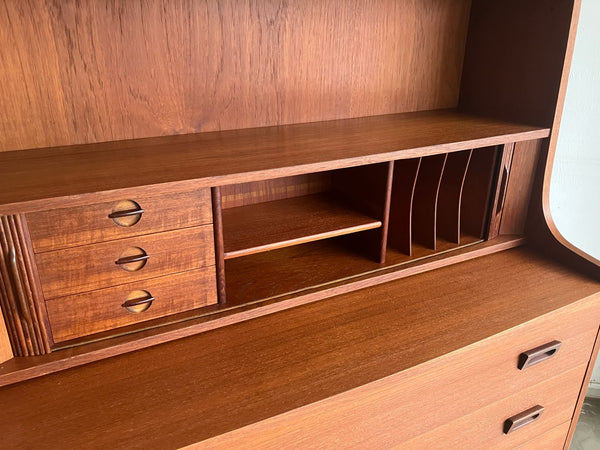 ビューローシェルフ by Johannes Sorth