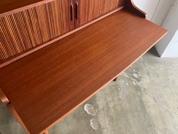 ビューローシェルフ by Johannes Sorth