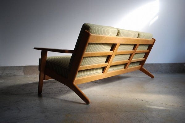 GE-290　３シーターソファ　by　Hans.J.Wegner