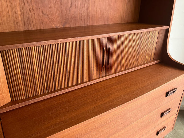 ビューローシェルフ by Johannes Sorth