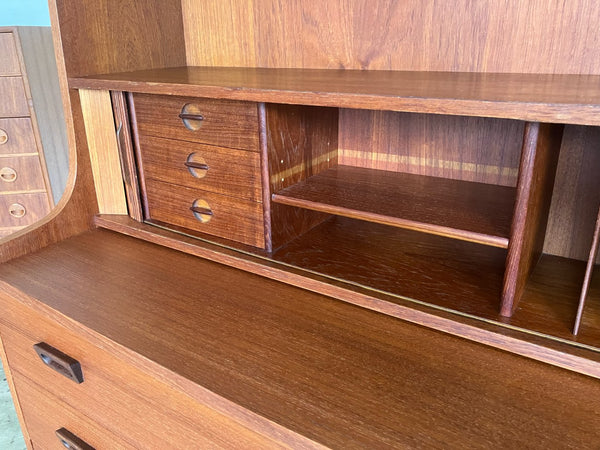 ビューローシェルフ by Johannes Sorth