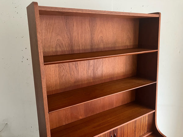 ビューローシェルフ by Johannes Sorth