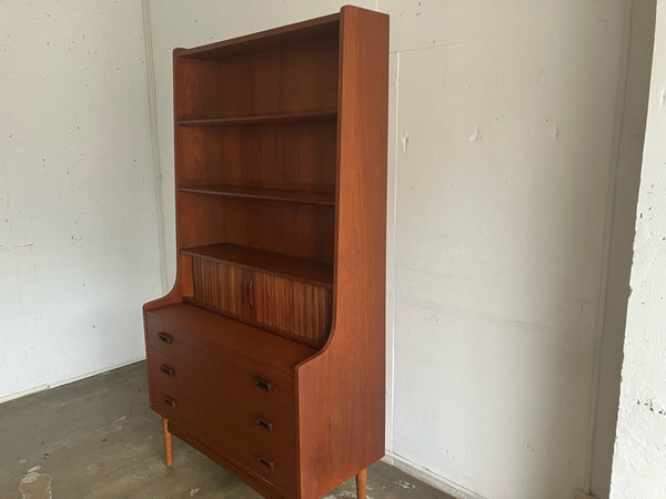 ビューローシェルフ by Johannes Sorth