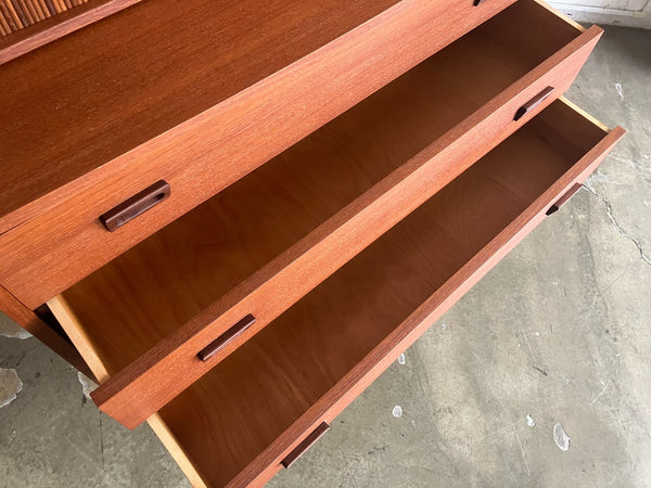 ビューローシェルフ by Johannes Sorth