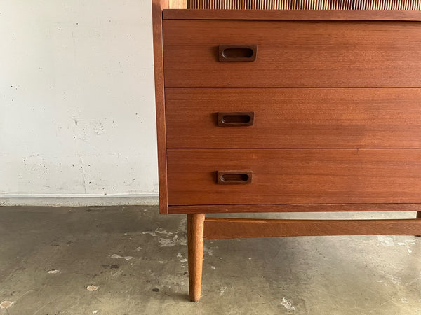 ビューローシェルフ by Johannes Sorth