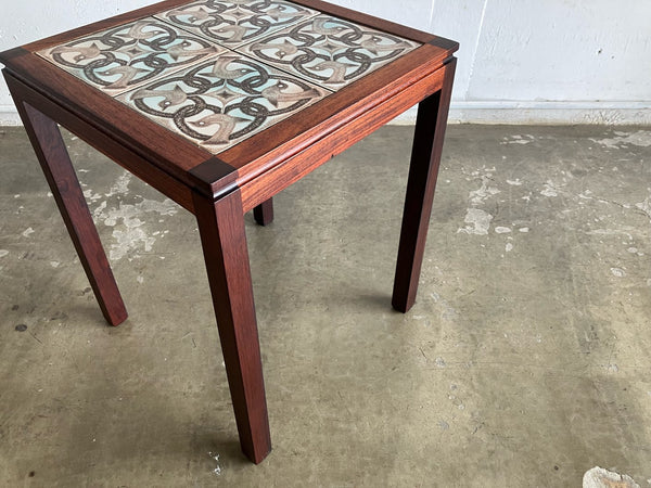 タイルトップテーブル