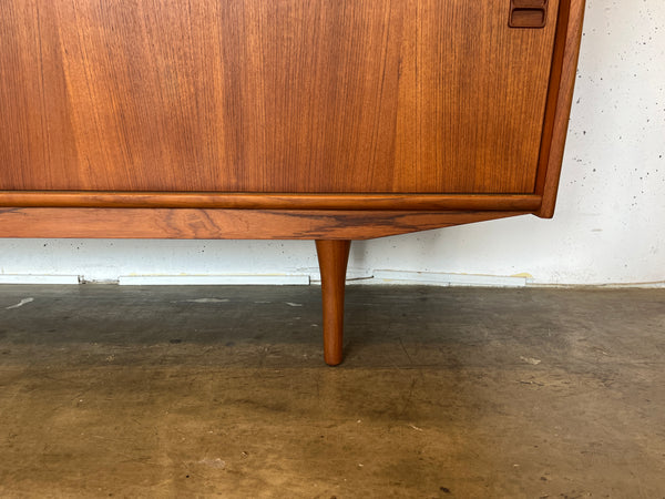 ラージキャビネット by Aerthoj Jensen ＆ Molholm Herning