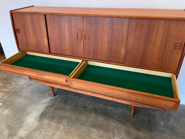 ラージキャビネット by Aerthoj Jensen ＆ Molholm Herning