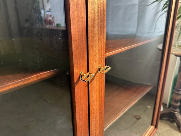 ガラスキャビネット