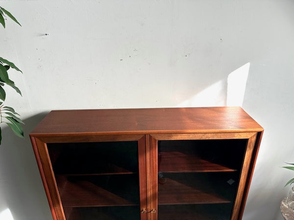 ガラスキャビネット