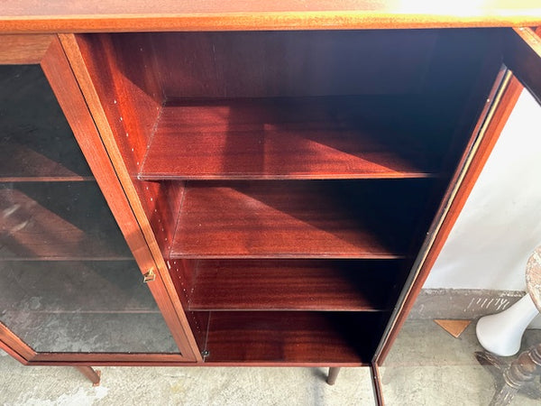 ガラスキャビネット