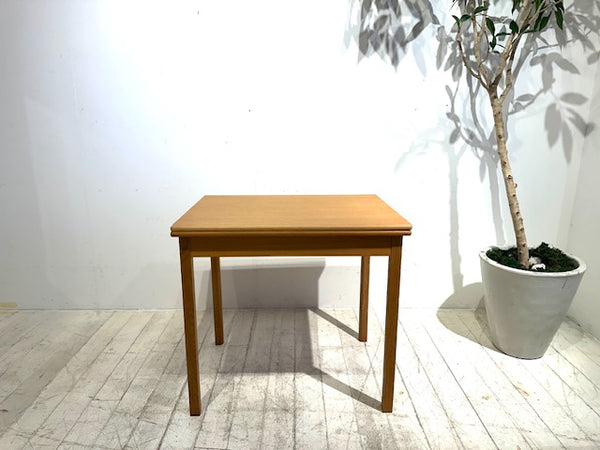 フォールディングテーブル