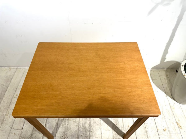 フォールディングテーブル