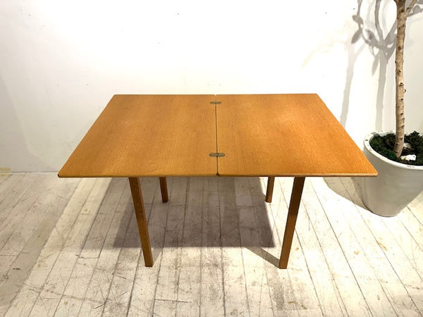 フォールディングテーブル