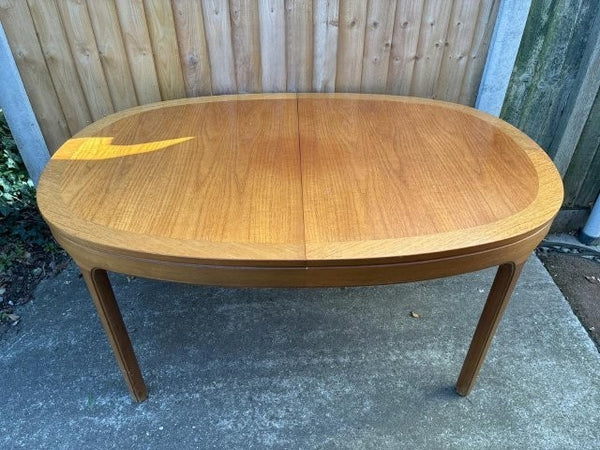 オーバルエクステンションテーブル by NATHAN